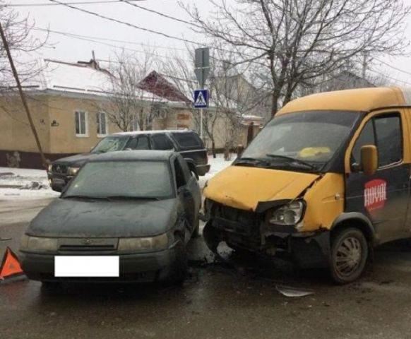 В Ставрополе столкнулись маршрутка и легковой автомобиль В Ставрополе столкнулись маршрутка и легковой автомобиль