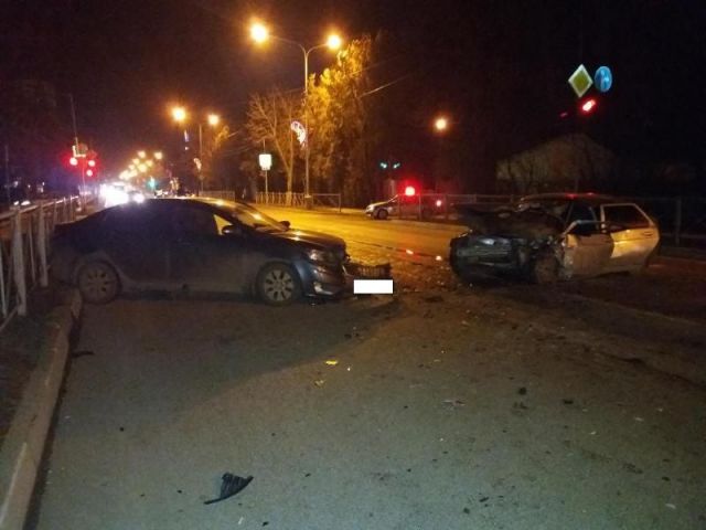 В Ставропольском крае столкнулись две легковушки, трое пострадавших В Ставропольском крае столкнулись две легковушки, трое пострадавших