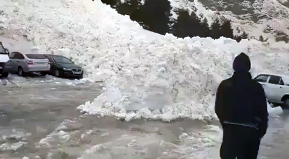 В Приэльбрусье на автостоянку сошла лавина В Приэльбрусье на автостоянку сошла лавина