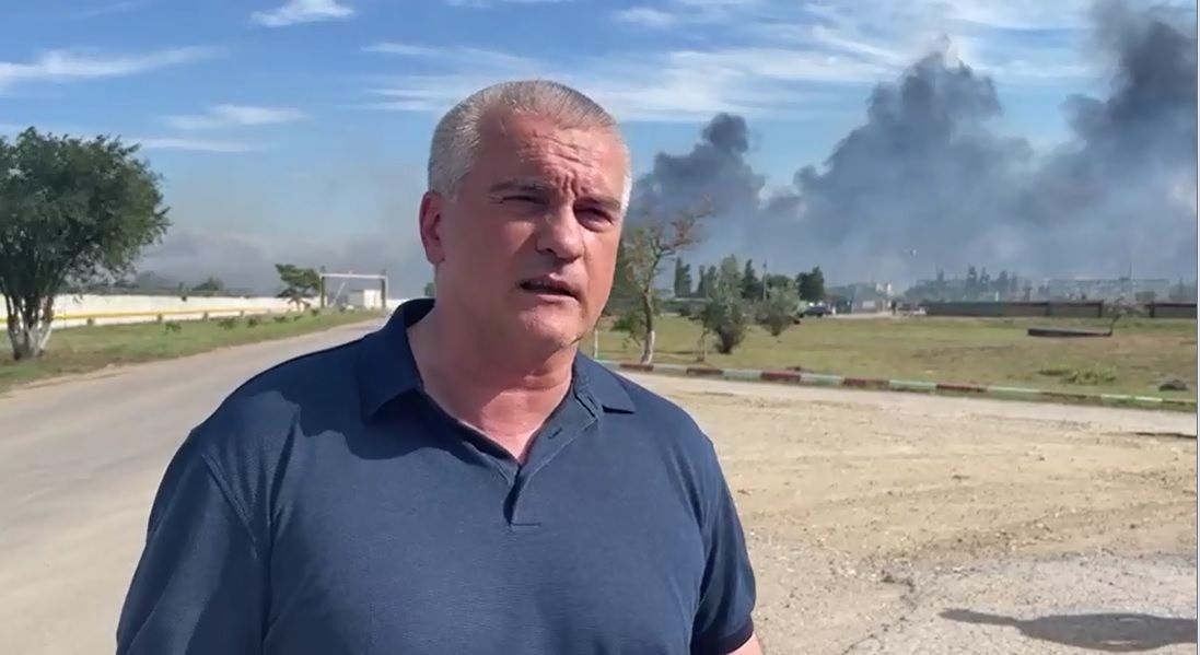 На военном аэродроме в Крыму произошла серия взрывов