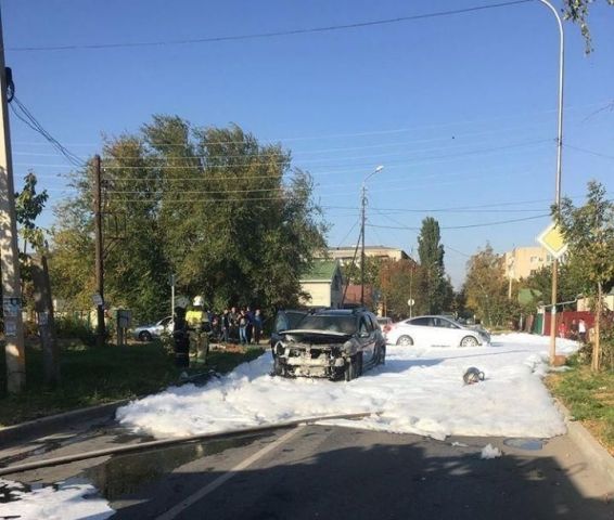 В Минеральных водах из-за разлитого битума загорелся кроссовер В Минеральных водах из-за разлитого битума загорелся кроссовер