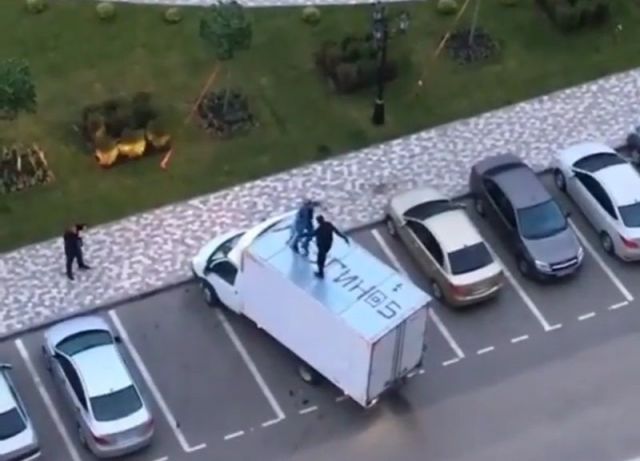 Снявшему видео с танцами на крыше «Газели» в Ставрополе грозит уголовное наказание Снявшему видео с танцами на крыше «Газели» в Ставрополе грозит уголовное наказание