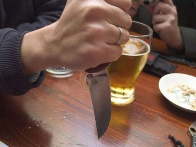 Житель Ставрополья убил приятеля из-за неравномерно разлитой выпивки Житель Ставрополья убил приятеля из-за неравномерно разлитой выпивки