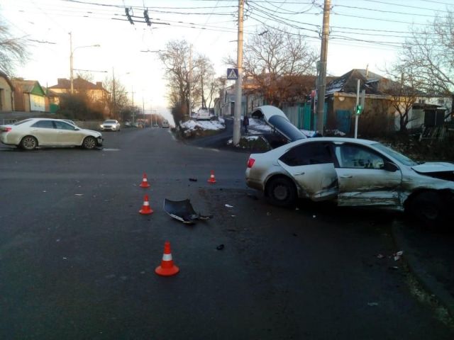 В Ставрополе четверо студентов пострадали в аварии В Ставрополе четверо студентов пострадали в аварии