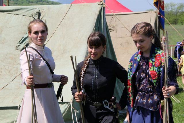 Впервые на Ставрополье девушки-казачки показали мастерство владения шашкой Впервые на Ставрополье девушки-казачки показали мастерство владения шашкой