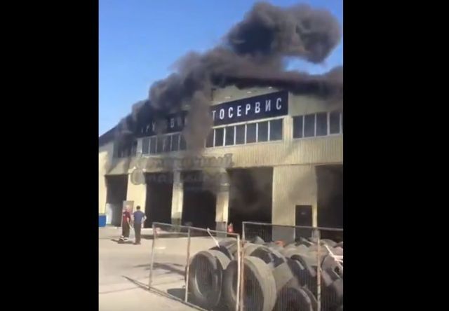 Вблизи Ставрополя загорелся грузовой автосервис Вблизи Ставрополя загорелся грузовой автосервис
