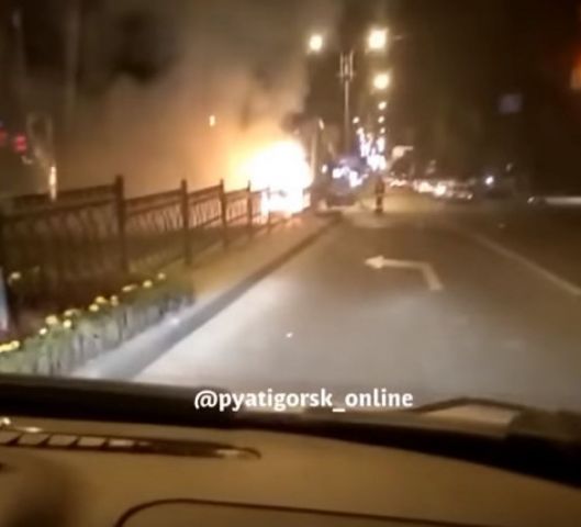 Случайный свидетель спас людей из горящего автомобиля в Пятигорске Случайный свидетель спас людей из горящего автомобиля в Пятигорске
