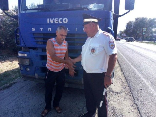 Ставропольские автоинспекторы оказали помощь водителю большегруза Ставропольские автоинспекторы оказали помощь водителю большегруза