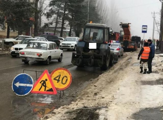 В Ставрополе водитель легковушки врезался в снегоуборочную технику В Ставрополе водитель легковушки врезался в снегоуборочную технику