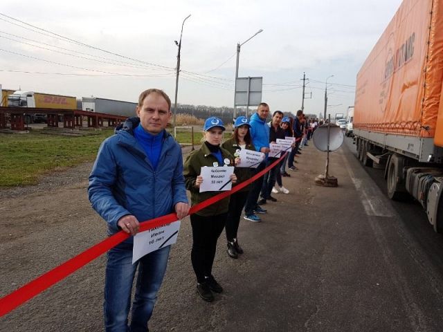 Жители Ставропольского и Краснодарского краев организовали на границе регионов «живую нить памяти» Жители Ставропольского и Краснодарского краев организовали на границе регионов «живую нить памяти»