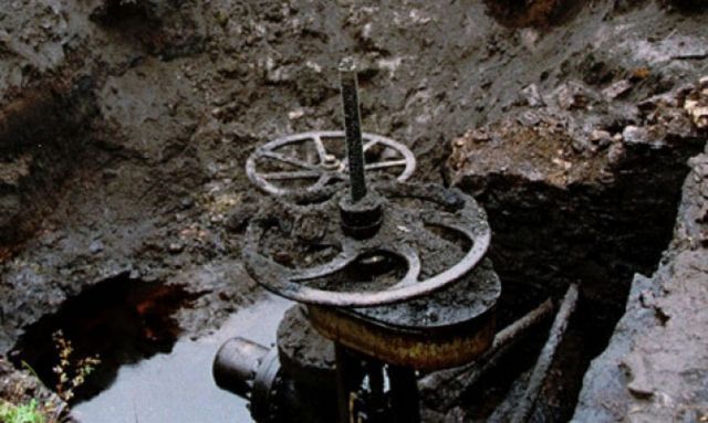 В Ставропольском крае из-за незаконной врезки разлилась нефть В Ставропольском крае из-за незаконной врезки разлилась нефть