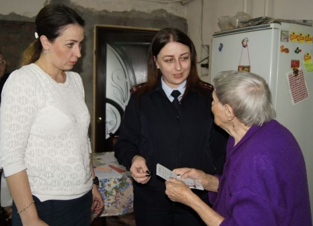 В Ставропольском крае сотрудники полиции вручили вид на жительство 89-летней гражданке В Ставропольском крае сотрудники полиции вручили вид на жительство 89-летней гражданке