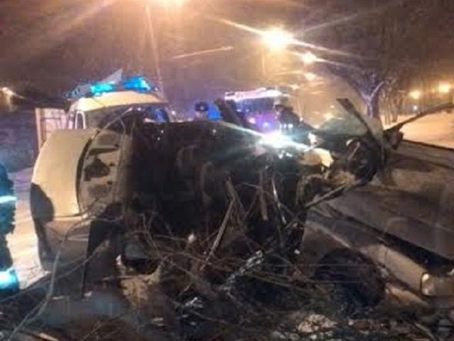 На проспекте Карла Маркса в Ставрополе иномарка врезалась в дерево: водитель погиб На проспекте Карла Маркса в Ставрополе иномарка врезалась в дерево: водитель погиб