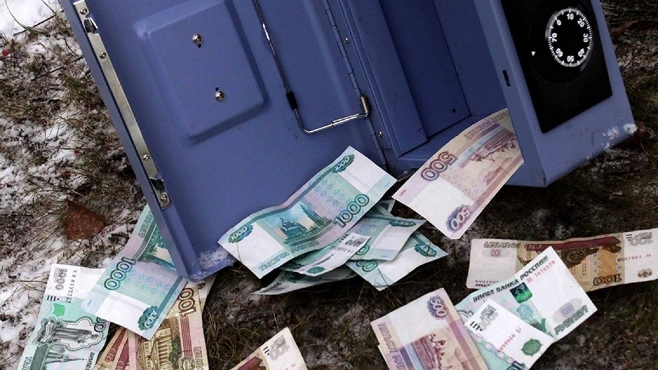 Житель Ставрополья похитил у знакомой из дома сейф с крупной суммой денег Житель Ставрополья похитил у знакомой из дома сейф с крупной суммой денег