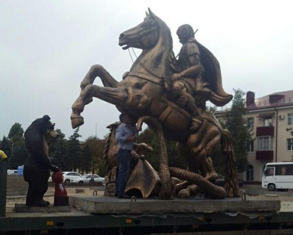 Скульптуру Георгия Победоносца установили в центре Георгиевска Скульптуру Георгия Победоносца установили в центре Георгиевска
