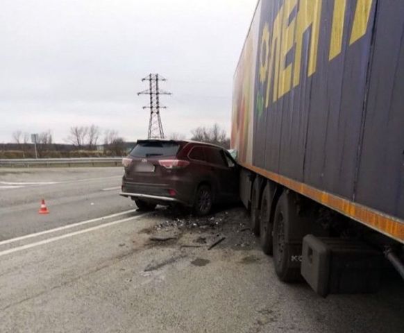 На Ставрополье легковой автомобиль столкнулся с фурой На Ставрополье легковой автомобиль столкнулся с фурой
