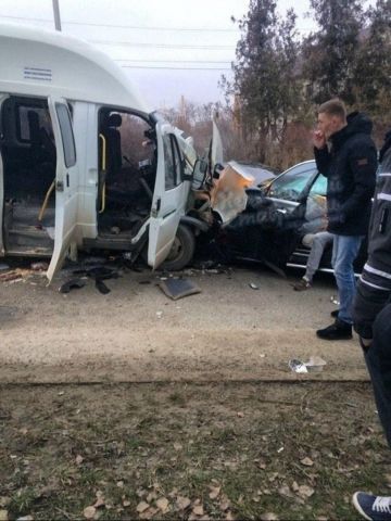 В Ставрополе маршрутка столкнулась с легковушкой В Ставрополе маршрутка столкнулась с легковушкой