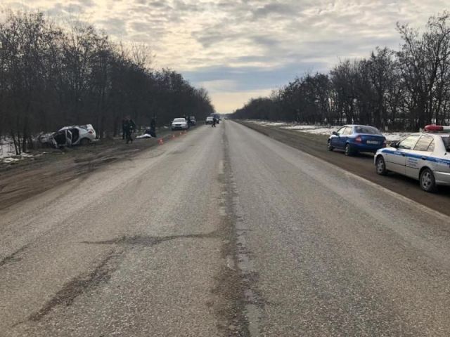 В Ставропольском крае легковушка съехала в кювет, погибла женщина В Ставропольском крае легковушка съехала в кювет, погибла женщина