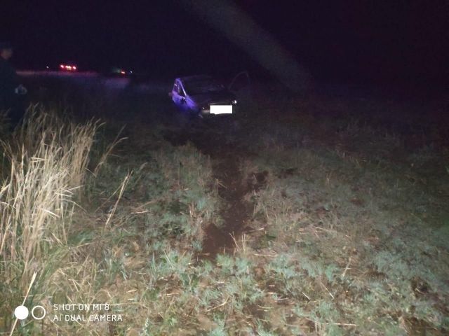 На Ставрополье водитель и пассажир легковушки погибли в перевернувшейся машине На Ставрополье водитель и пассажир легковушки погибли в перевернувшейся машине