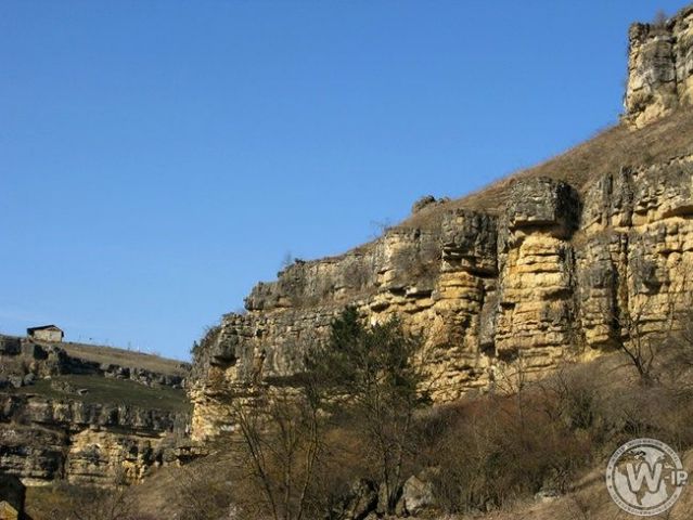 В Кисловодске мужчина упал со скалы у Замка коварства и любви В Кисловодске мужчина упал со скалы у Замка коварства и любви