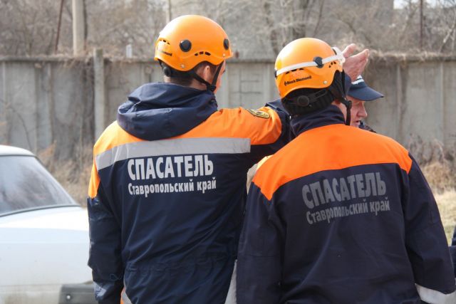 На Ставрополье спасатели помогли семейной паре выбраться из перевёрнутого автомобиля На Ставрополье спасатели помогли семейной паре выбраться из перевёрнутого автомобиля