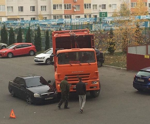 В Ставрополе мусоровоз протаранил «Приору» В Ставрополе мусоровоз протаранил «Приору»