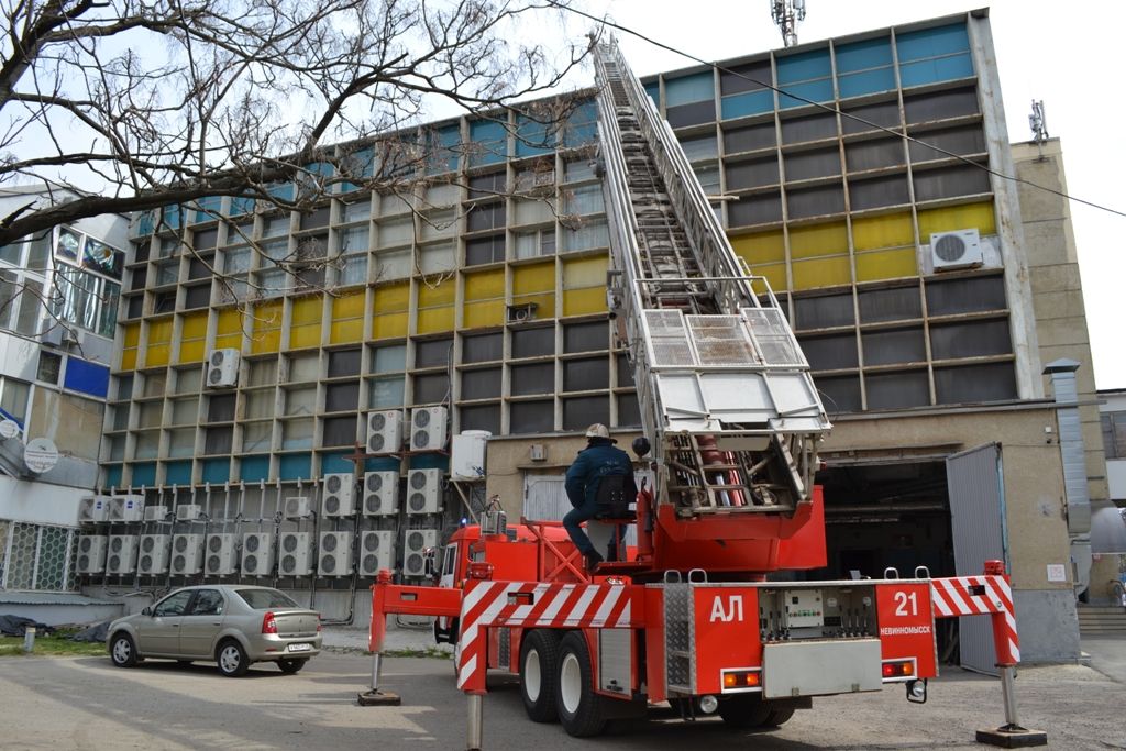 В Невинномысске в Центральном универсальном магазине пожарные отработали тактическое занятие В Невинномысске в Центральном универсальном магазине пожарные отработали тактическое занятие