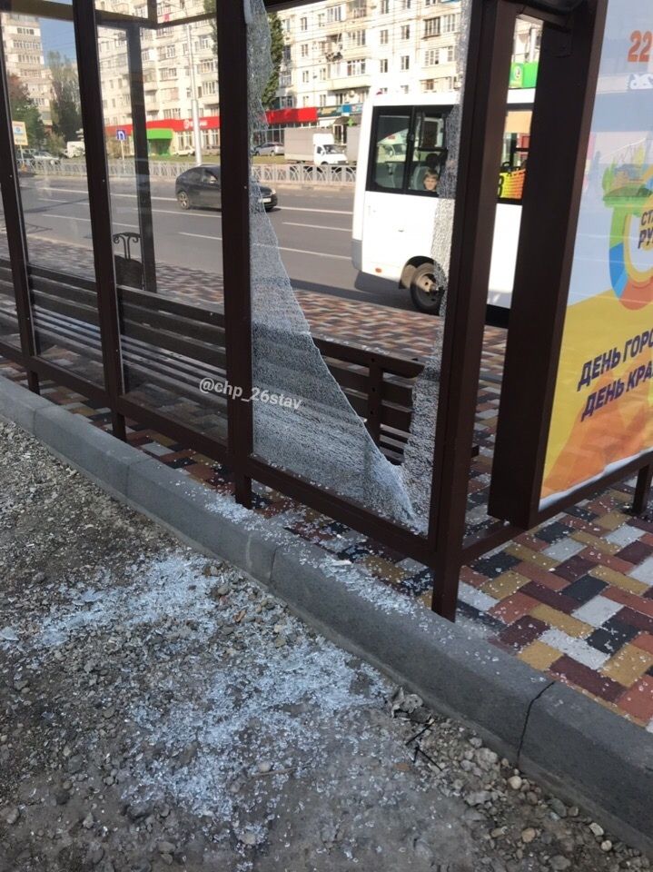 В Ставрополе разбили стекло новой остановки В Ставрополе разбили стекло новой остановки