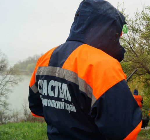 Спасатели помогли семье с ребёнком выбраться из грязевой ловушки на озере Маныч Спасатели помогли семье с ребёнком выбраться из грязевой ловушки на озере Маныч