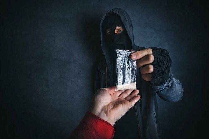 На Ставрополье мужчина предлагал попробовать наркотики несовершеннолетним девочкам