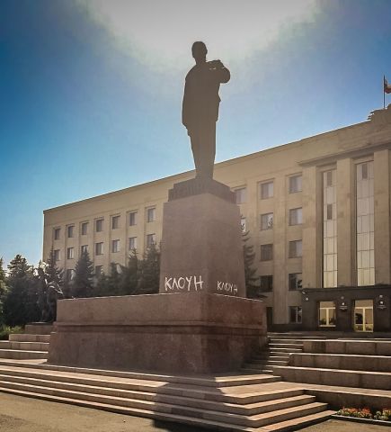 По подозрению в осквернении памятника Ленину задержана жительница Ставрополя По подозрению в осквернении памятника Ленину задержана жительница Ставрополя
