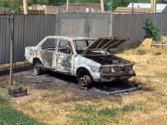 Ставропольские пожарные спасли от огня две отечественные машины Ставропольские пожарные спасли от огня две отечественные машины