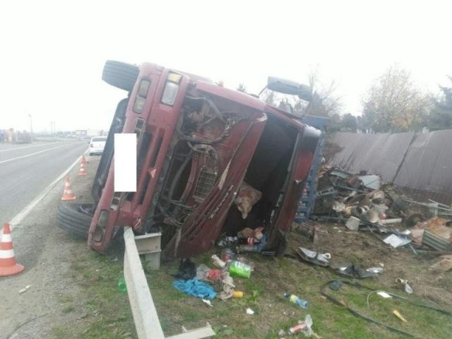 В Ставропольском крае «КАМАЗ» снёс дорожное ограждение и перевернулся В Ставропольском крае «КАМАЗ» снёс дорожное ограждение и перевернулся