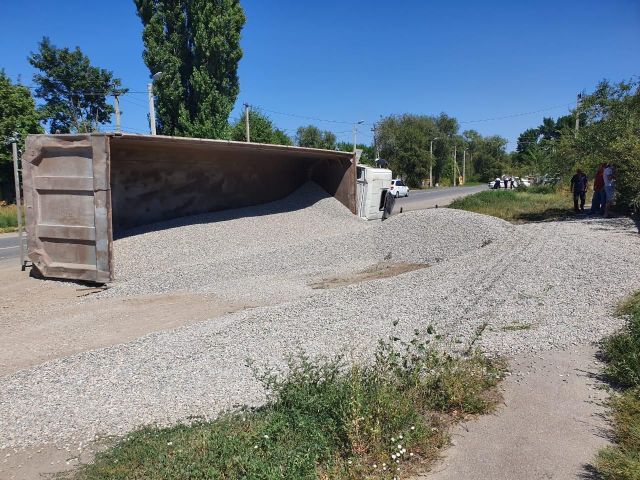 В Будённовске водитель пострадал в опрокинувшейся фуре В Будённовске водитель пострадал в опрокинувшейся фуре