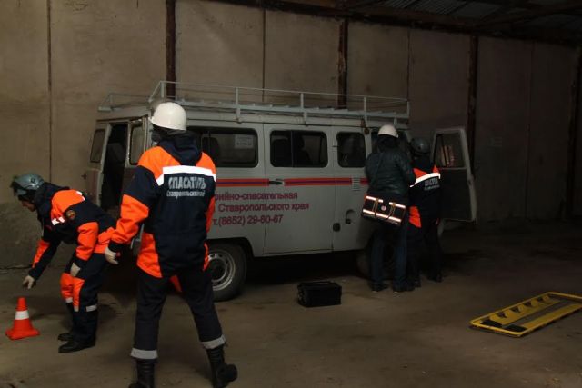 Ставропольские спасатели вывели из подземной парковки женщину с ребёнком Ставропольские спасатели вывели из подземной парковки женщину с ребёнком