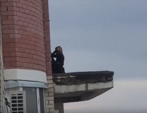 В Ставрополе подростки делали опасные селфи на козырьке балкона на 15 этаже В Ставрополе подростки делали опасные селфи на козырьке балкона на 15 этаже