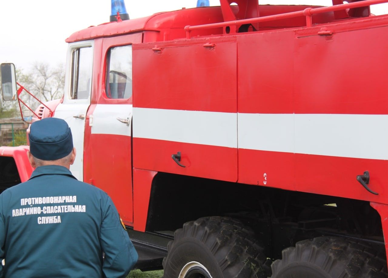 В ставропольском селе горящий сарай едва не погубил два жилых дома