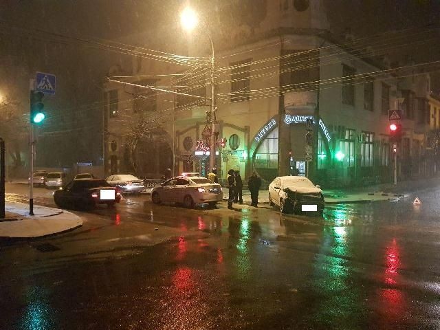 В центре Ставрополя столкнулись две легковушки, пострадали два человека В центре Ставрополя столкнулись две легковушки, пострадали два человека