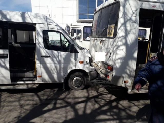 Тройное ДТП спровоцировал водитель маршрутки в Ставрополе, пострадала 80-летняя женщина Тройное ДТП спровоцировал водитель маршрутки в Ставрополе, пострадала 80-летняя женщина