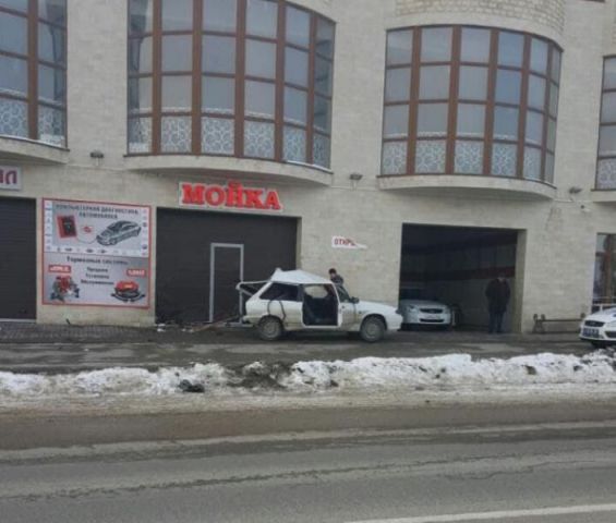 В Ставропольском крае девушка-водитель въехала в здание автотехцентра В Ставропольском крае девушка-водитель въехала в здание автотехцентра