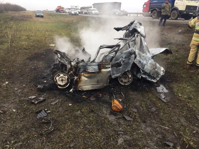 На Ставрополье в лобовом столкновении с фурой погиб водитель легковушки На Ставрополье в лобовом столкновении с фурой погиб водитель легковушки