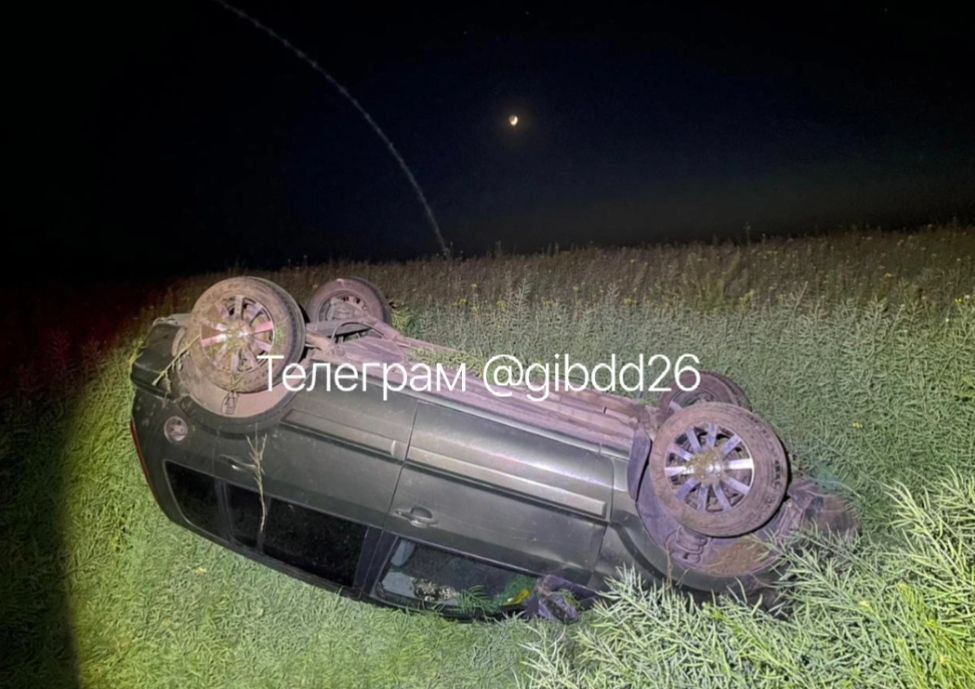 17-летний подросток попал в больницу после опрокидывания автомобиля на Ставрополье