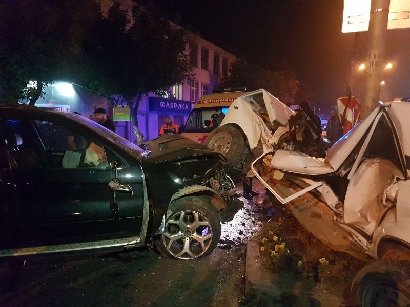 В Пятигорске по вине лихача на БМВ умер шофёр ВАЗа В Пятигорске по вине лихача на БМВ умер шофёр ВАЗа
