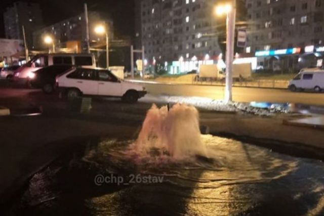 В Юго-Западном районе Ставрополя из-под земли забил фонтан В Юго-Западном районе Ставрополя из-под земли забил фонтан