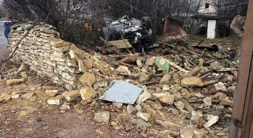 В Кисловодске иномарка протаранила каменное ограждение и перевернулась В Кисловодске иномарка протаранила каменное ограждение и перевернулась
