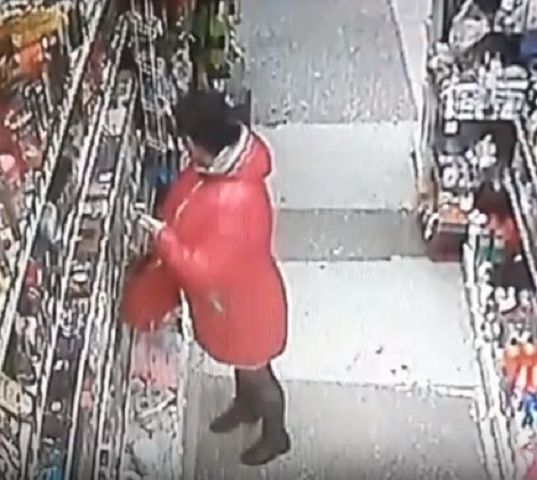В Невинномысске попала на видео предполагаемая воровка кофе В Невинномысске попала на видео предполагаемая воровка кофе
