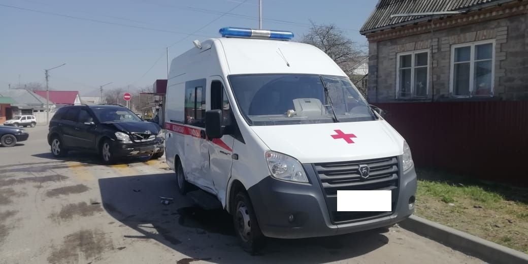 На Ставрополье из-за наглого водителя иномарки перевернулась скорая помощь