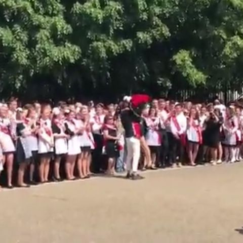 Школьнице из Ставрополя сделали предложение во время последнего звонка Школьнице из Ставрополя сделали предложение во время последнего звонка