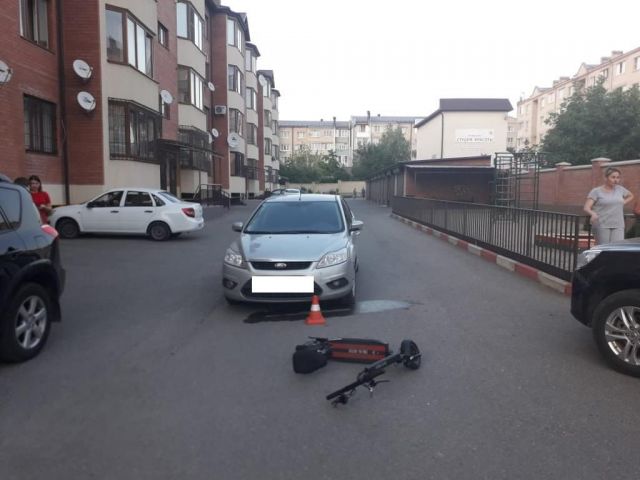 На Ставрополье ребёнок на самокате сломал бедро, въехав в стоящий автомобиль На Ставрополье ребёнок на самокате сломал бедро, въехав в стоящий автомобиль