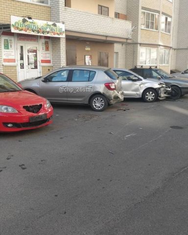 Ночью в Ставрополе неизвестный протаранил четыре легковушки и скрылся Ночью в Ставрополе неизвестный протаранил четыре легковушки и скрылся